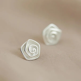 Chic Vintage Earrings Adorned with Elegant White Floral Accents
